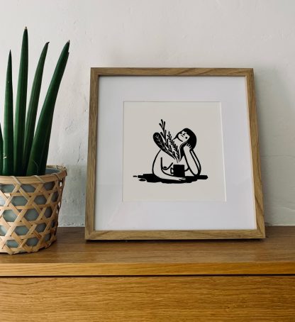 Print de mujer tomando te y pensando, de 20x20cm estampada a mano con linograbadp y blockprinting