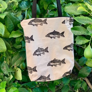 Totebag de algodón hecha a mano, con cierre de cremallera, con estampado artesanal de carpas de rio y trasera de loneta verde turquesa.