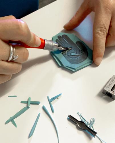TALLER DE CARVAT I ESTAMPACIÓ SOBRE PAPER I TELA